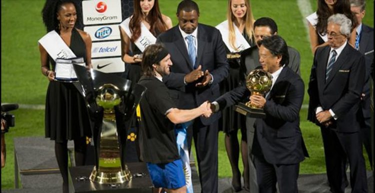 Mariano Pavone recibe el balón de oro al mejor jugador en la final 2014. Foto: Mexsport