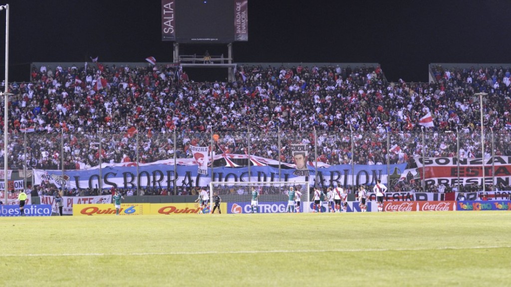 SALTA ES DE RIVER. Los hinchas millonarios jugaron su partido en las tribunas.