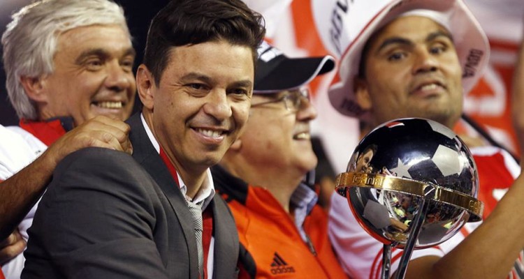 Marcelo Gallardo (3rd R), coach of Argentina's River Plate, celebrates with the trophy after his team won their Copa Sudamericana finals soccer match against Atletico Nacional of Colombia, in Buenos Aires December 10, 2014.     REUTERS/Marcos Brindicci (ARGENTINA - Tags: SPORT SOCCER)