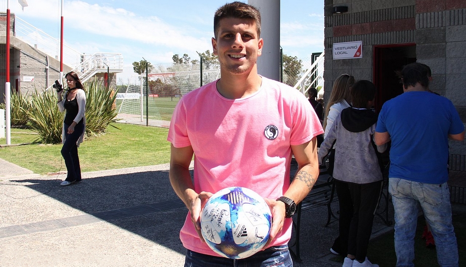 TOMÁS ANDRADE MARCÓ UN HAT-TRICK Y SE LLEVÓ LA PELOTA (IMAGEN: La Máquina)