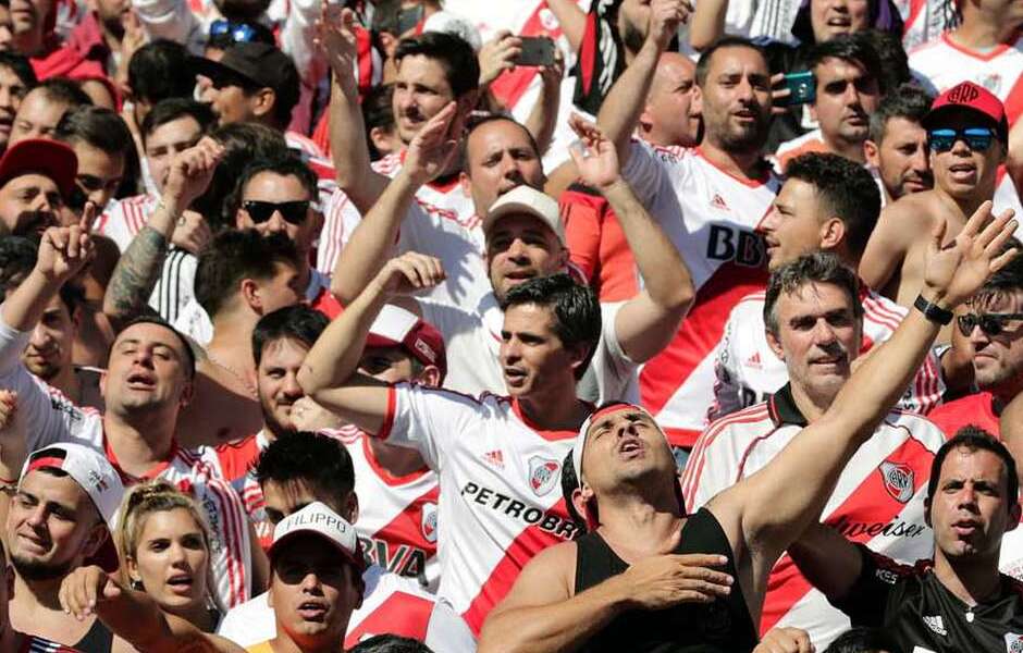 Hinchas varados en la frontera